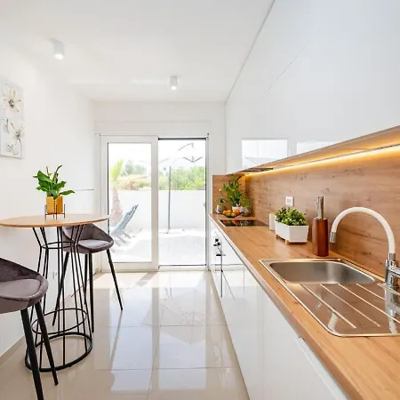 Modern In With Swimming Pool בית נופש