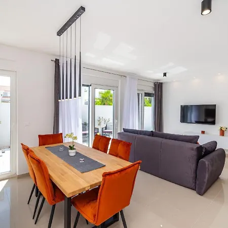 בית נופש Modern In With Swimming Pool *