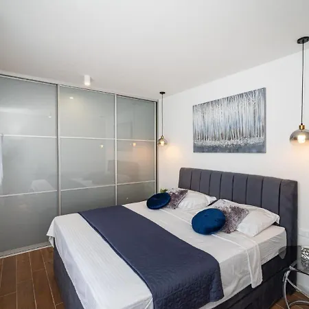 Modern In With Swimming Pool * זאטון