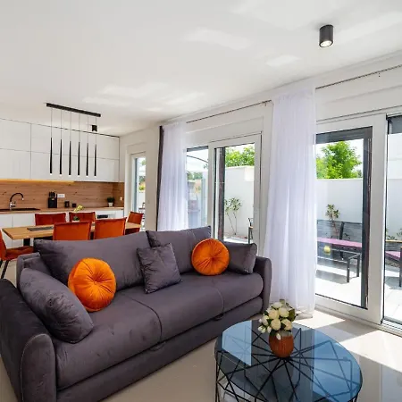 Modern In With Swimming Pool בית נופש