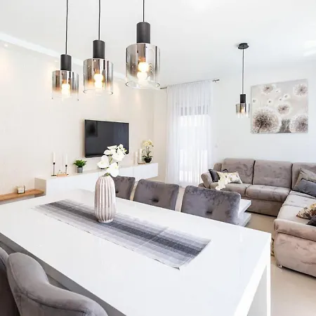 Modern In With Swimming Pool בית נופש
