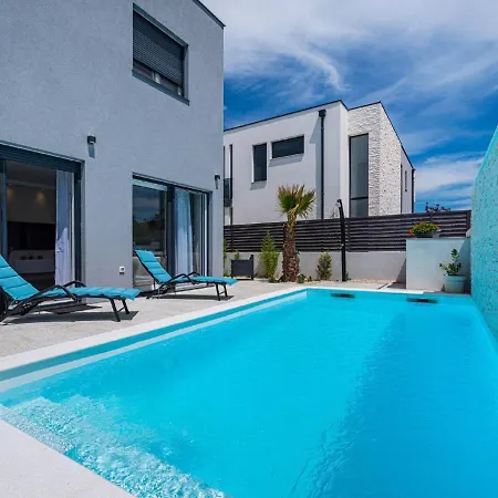 Modern In With Swimming Pool * זאטון