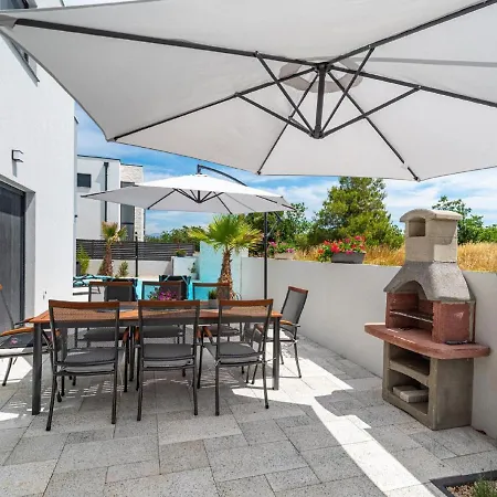 Modern In With Swimming Pool בית נופש *