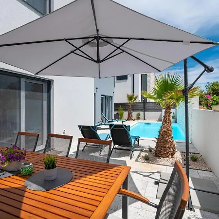 Modern In With Swimming Pool Ferienhaus