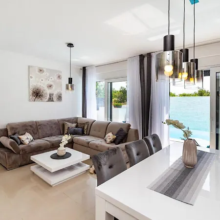 Modern In With Swimming Pool Zaton (Zadar)