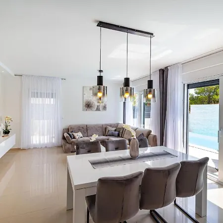Modern In With Swimming Pool *