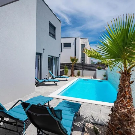 Modern In With Swimming Pool Prázdninový dům